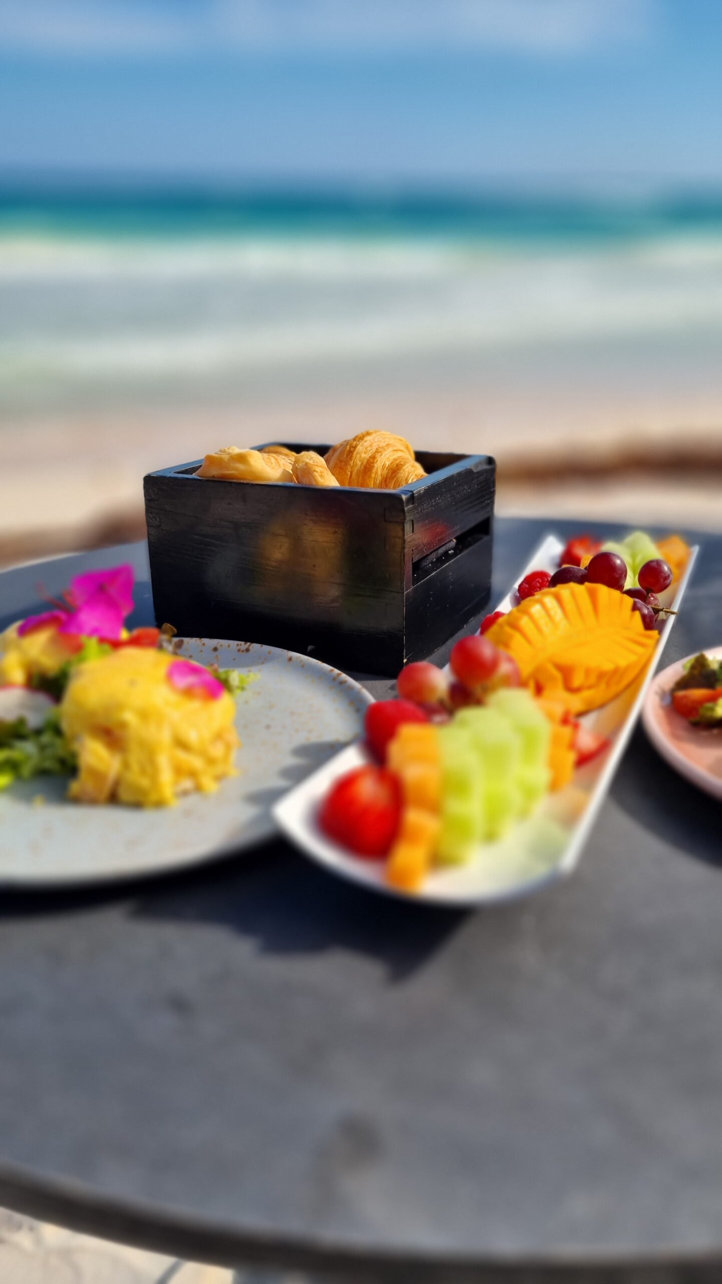 Alimentos frescos y deliciosos en TAGO Tulum, con frutas y pan recién preparados, ofreciendo una experiencia culinaria única