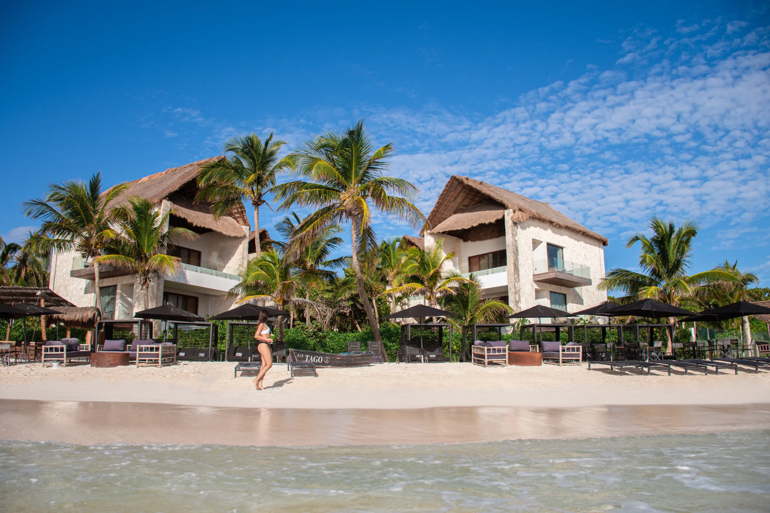 Vista panorámica de TAGO Tulum desde el mar, destacando su arquitectura junto a la playa