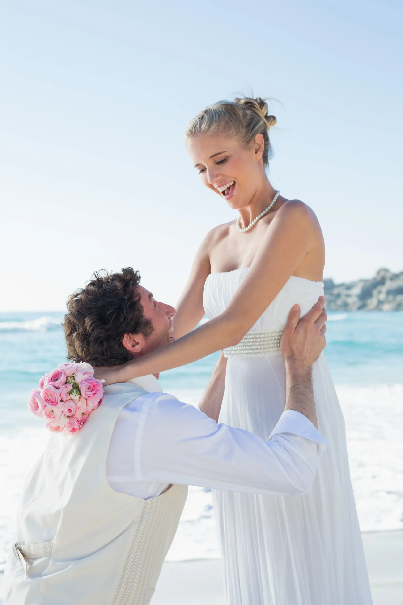 laughing-novio-recogiendo-su-bella-rubia-esposa_11zon