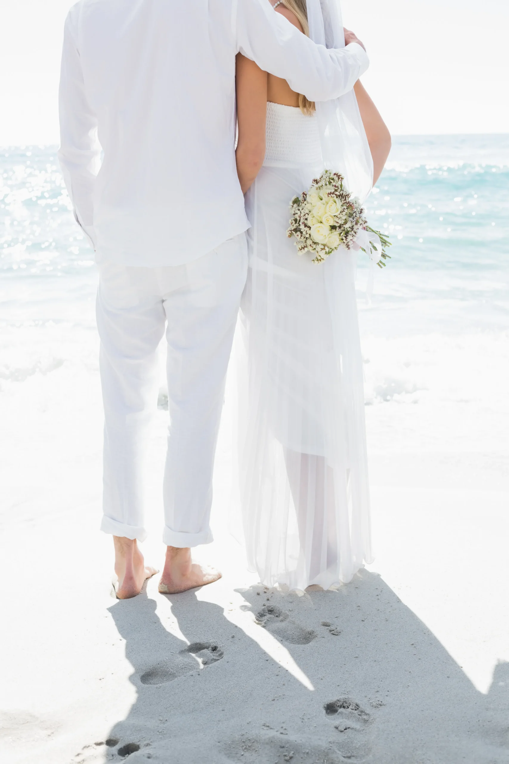 novia-y-el-novio-mirando-al-mar_11zon