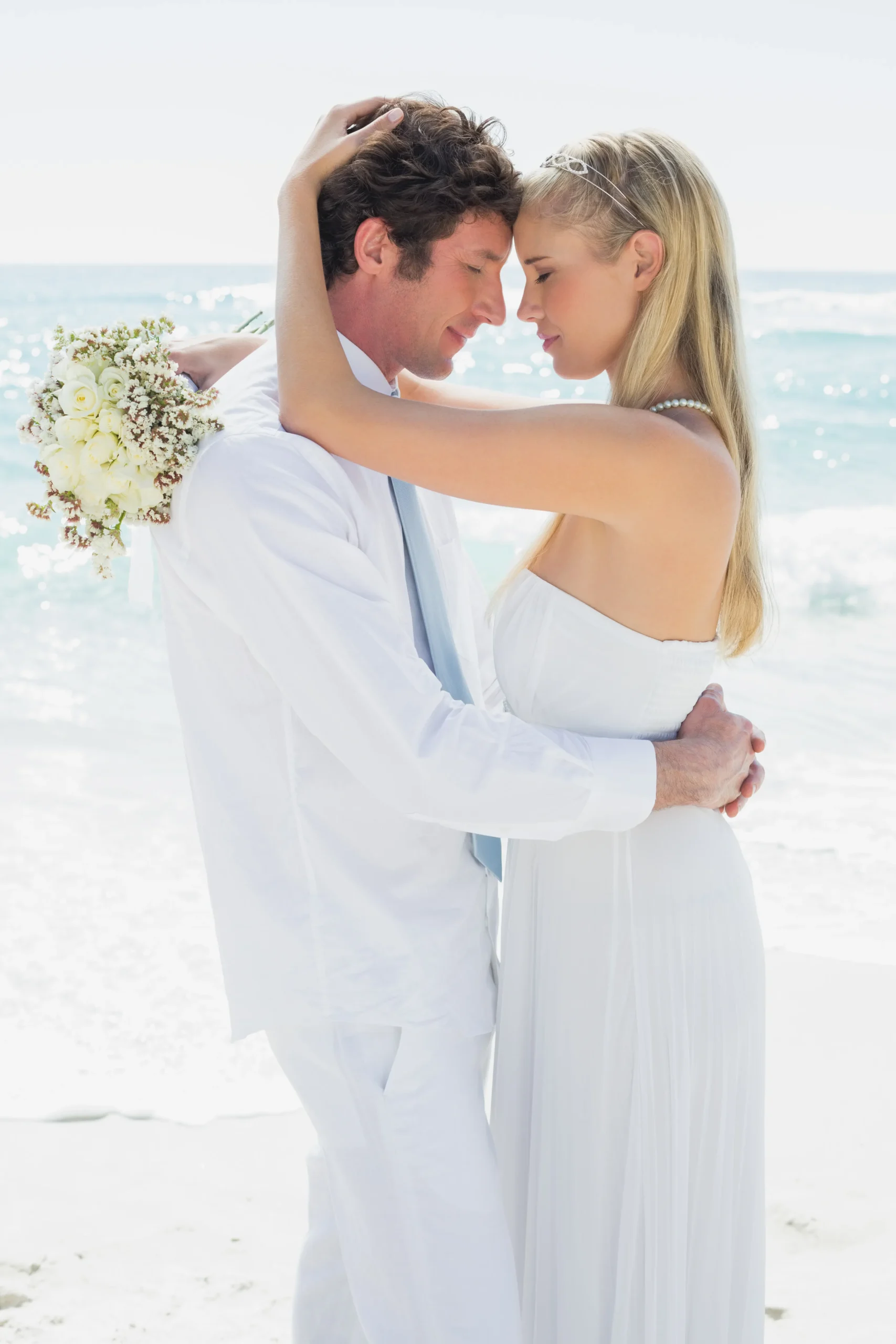 pareja-romantica-abrazandose-el-dia-de-su-boda_11zon