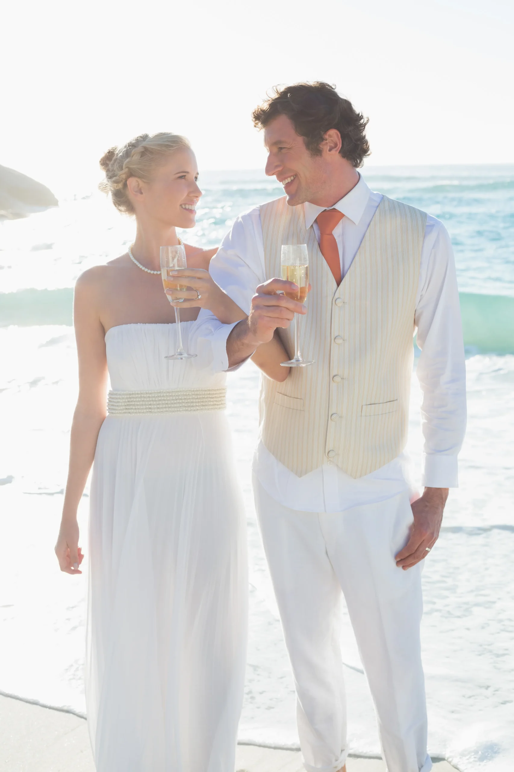 sonriendo-recien-casados-con-champan-que-une-los-brazos (1)_11zon
