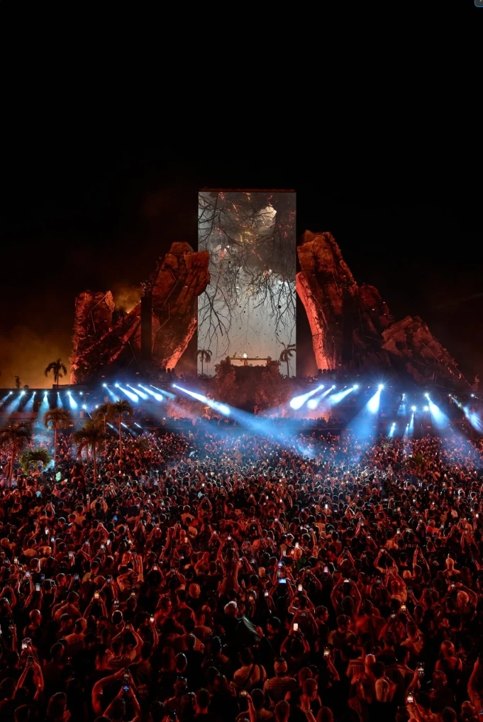 Crowd in front of the Zamna main stage at night